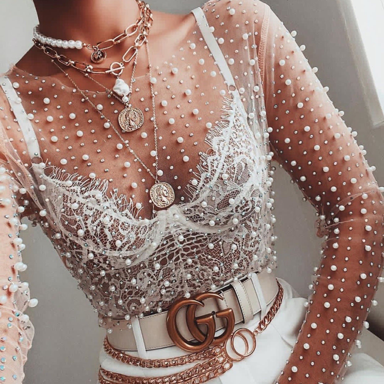 Chemise en dentelle avec perles de diamants brillants à l'intérieur et à l'extérieur avec manches longues en maille