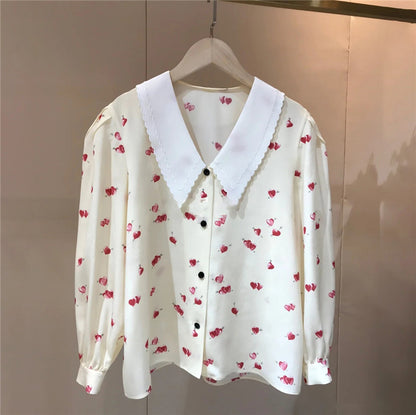 Camisa holgada con estampado de corazones y bordado de solapa