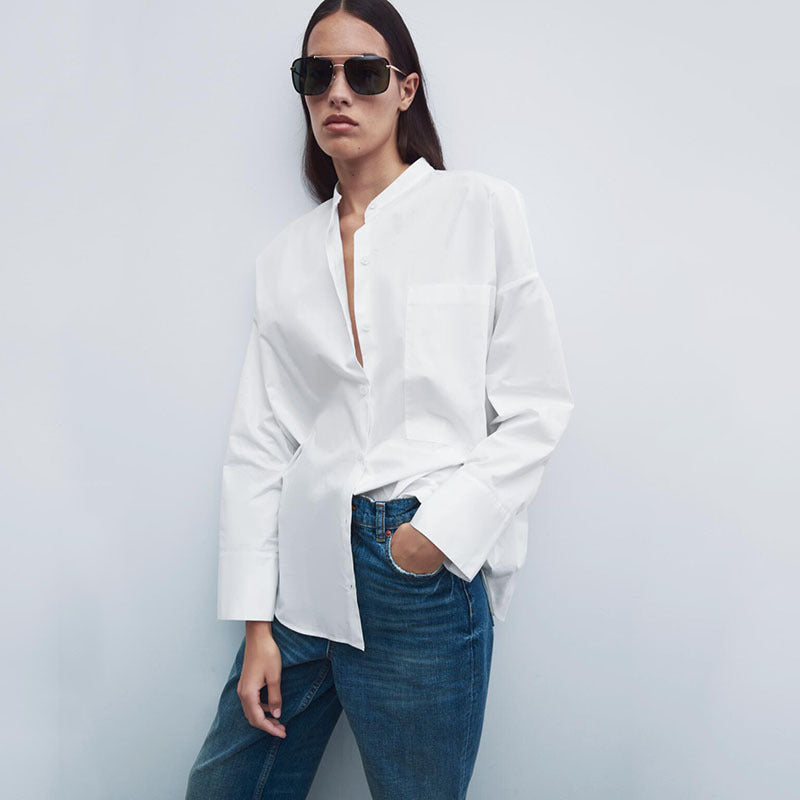 Camisa de popelina blanca con bolsillos para mujer de moda