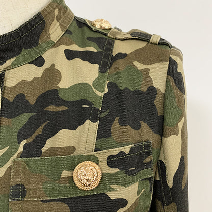 Robe camouflage à col épaulette et jupe chemise avec chaîne à boutons dorés