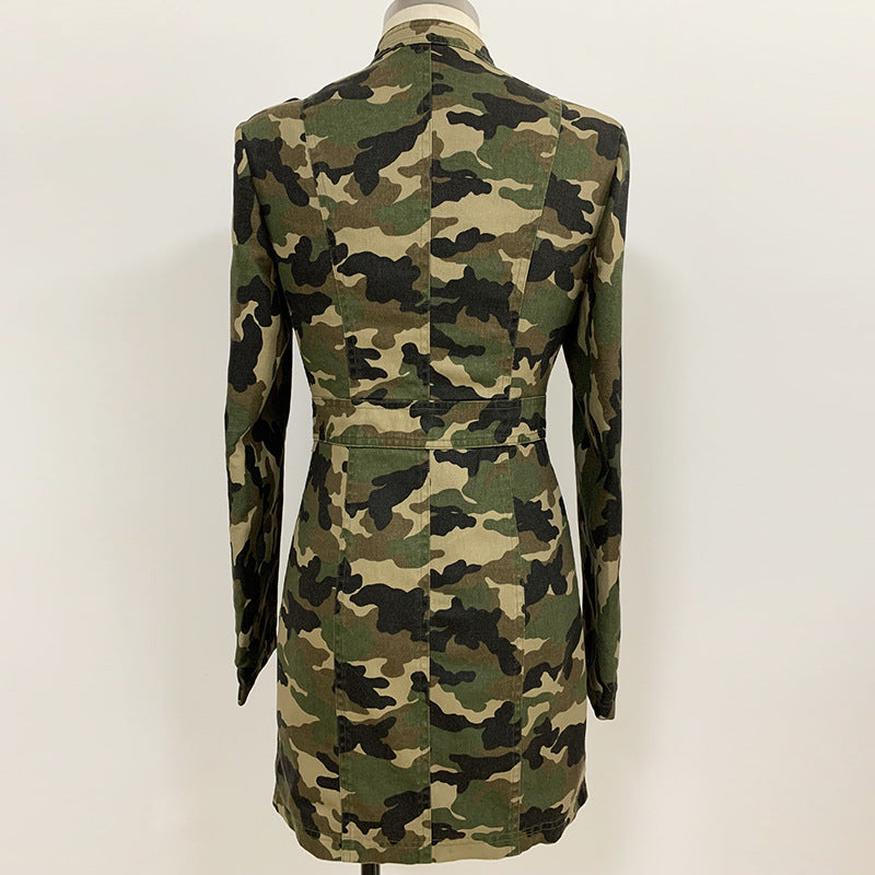 Vestido de camuflaje con cuello de charretera Falda camisera con cadena y botones dorados