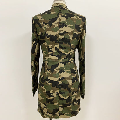 Robe camouflage à col épaulette et jupe chemise avec chaîne à boutons dorés