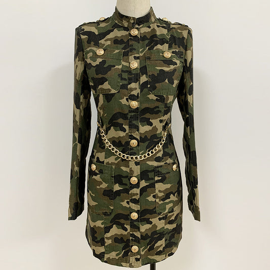 Robe camouflage à col épaulette et jupe chemise avec chaîne à boutons dorés