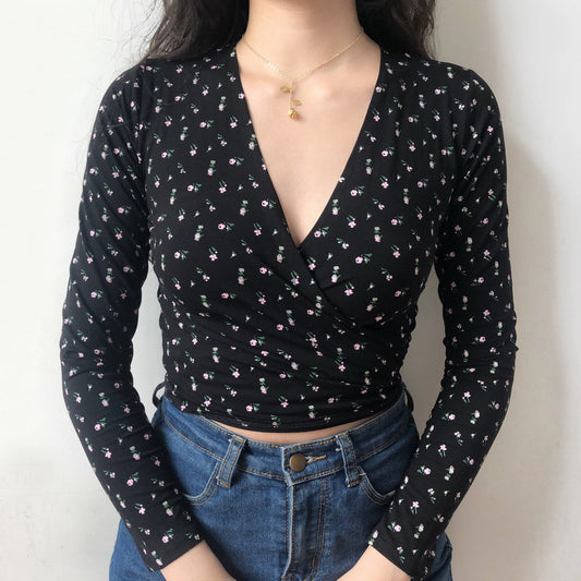 Camiseta con lazo frontal y estampado floral para mujer con cuello en V