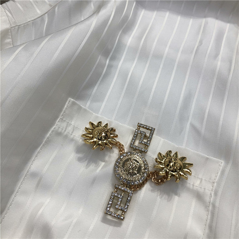 Camisa blanca de acetato de imitación a rayas con logotipo dorado para mujer