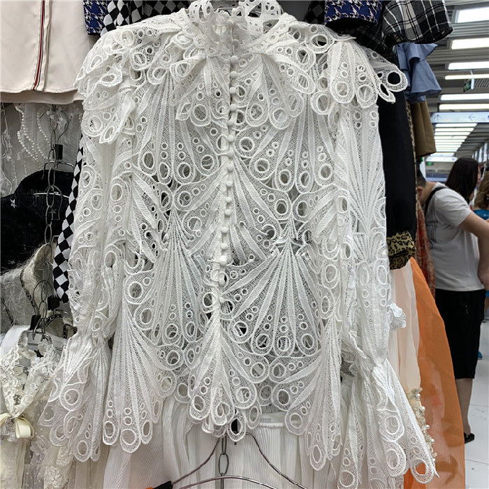 Chemise en dentelle découpée à volants et manches lanternes à col haut