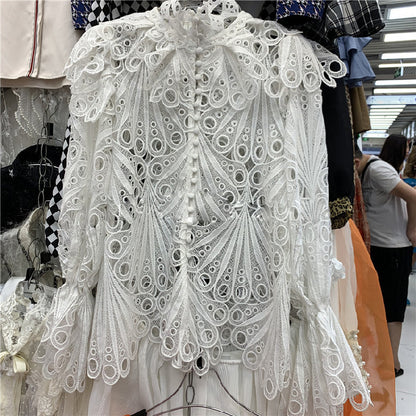 Chemise en dentelle découpée à volants et manches lanternes à col haut