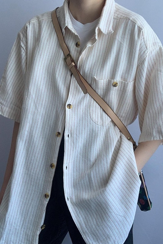 Camisa de manga corta a rayas beige con manga de cinco puntos