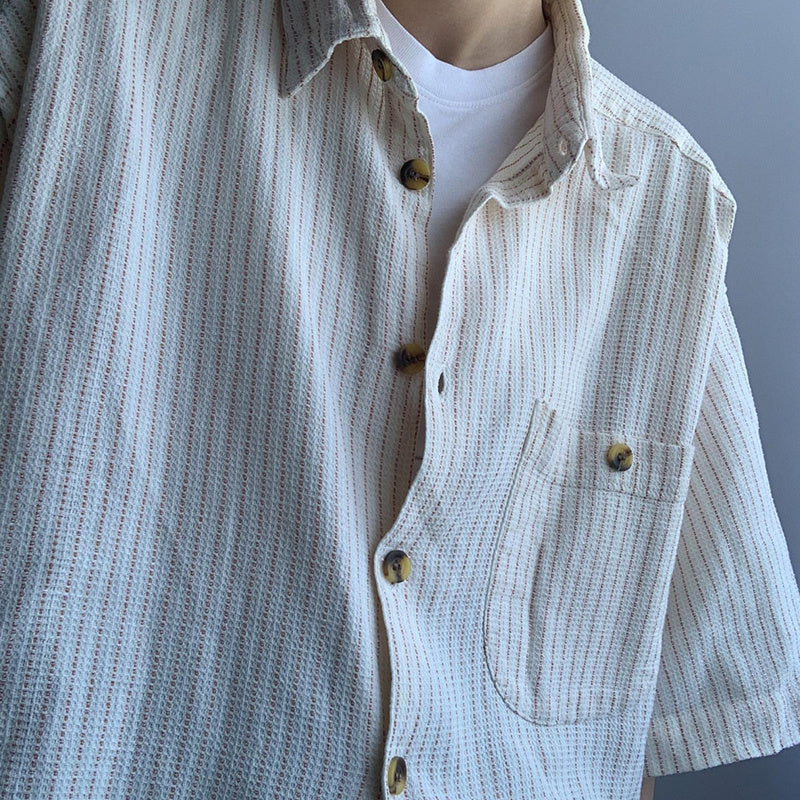 Camisa de manga corta a rayas beige con manga de cinco puntos