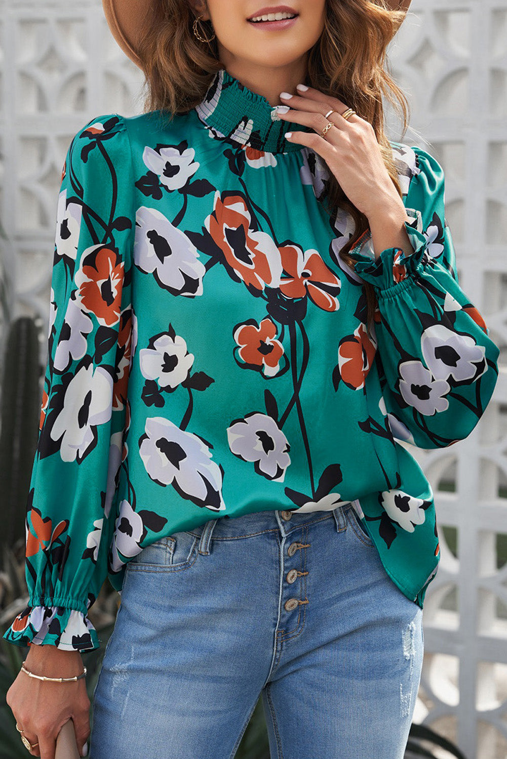 Blusa floral con cuello simulado y mangas con volantes