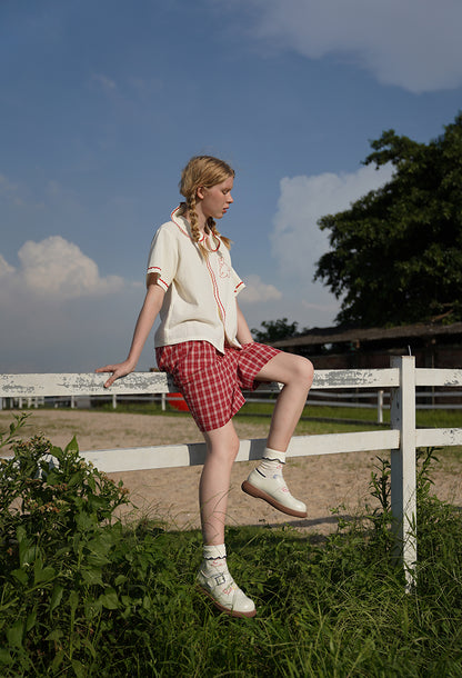 Camisa beige con tela ondulada bordada con conejo de nuevo producto