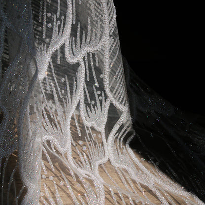 Découpe de maille de tissu de créateur de robe de mariée