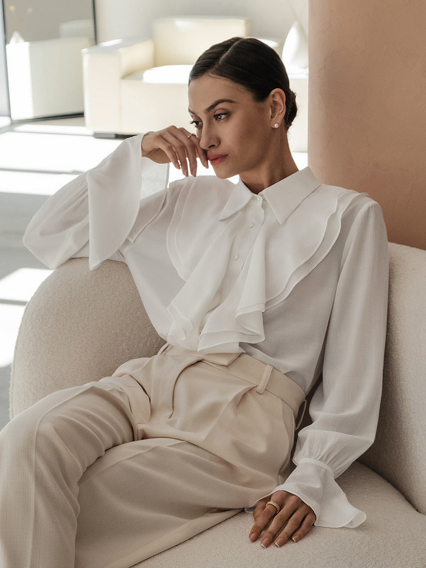 Camisa francesa elegante con volantes y mangas abullonadas con solapa blanca