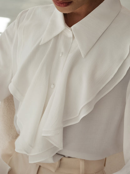 Camisa francesa elegante con volantes y mangas abullonadas con solapa blanca