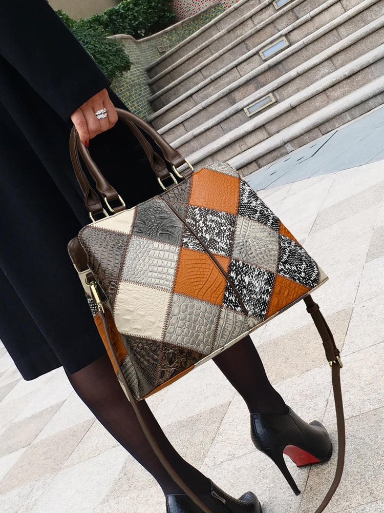 Bolso de hombro de mujer con diseño de patchwork y colores en contraste