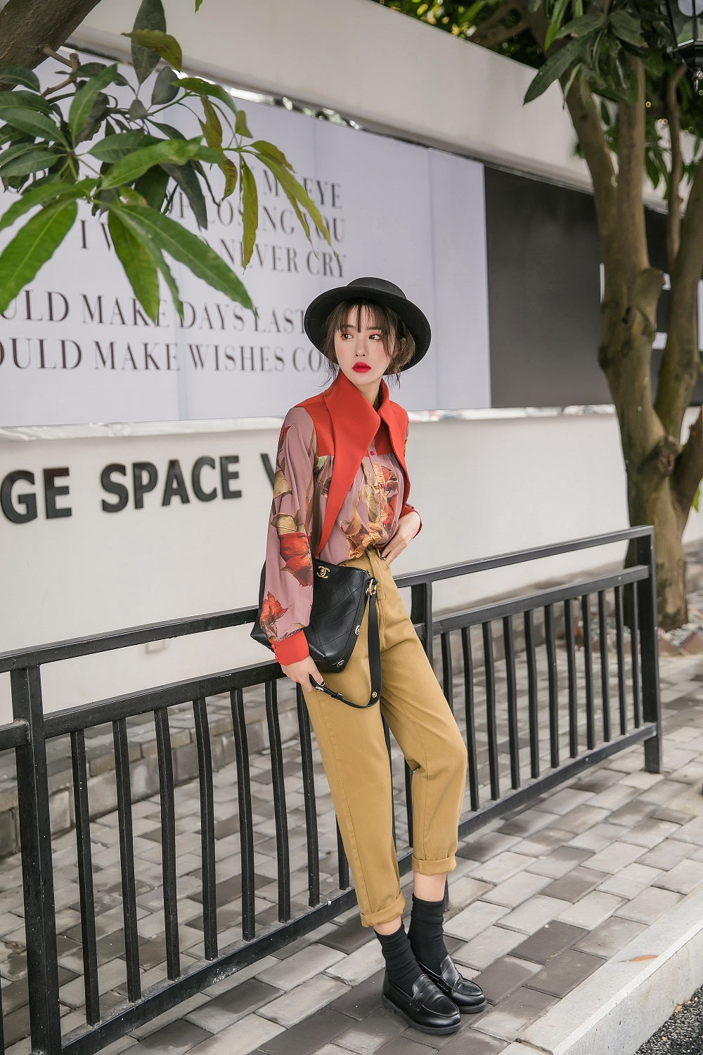 Camisa con cuello gótico y costuras con estampado de flores secas