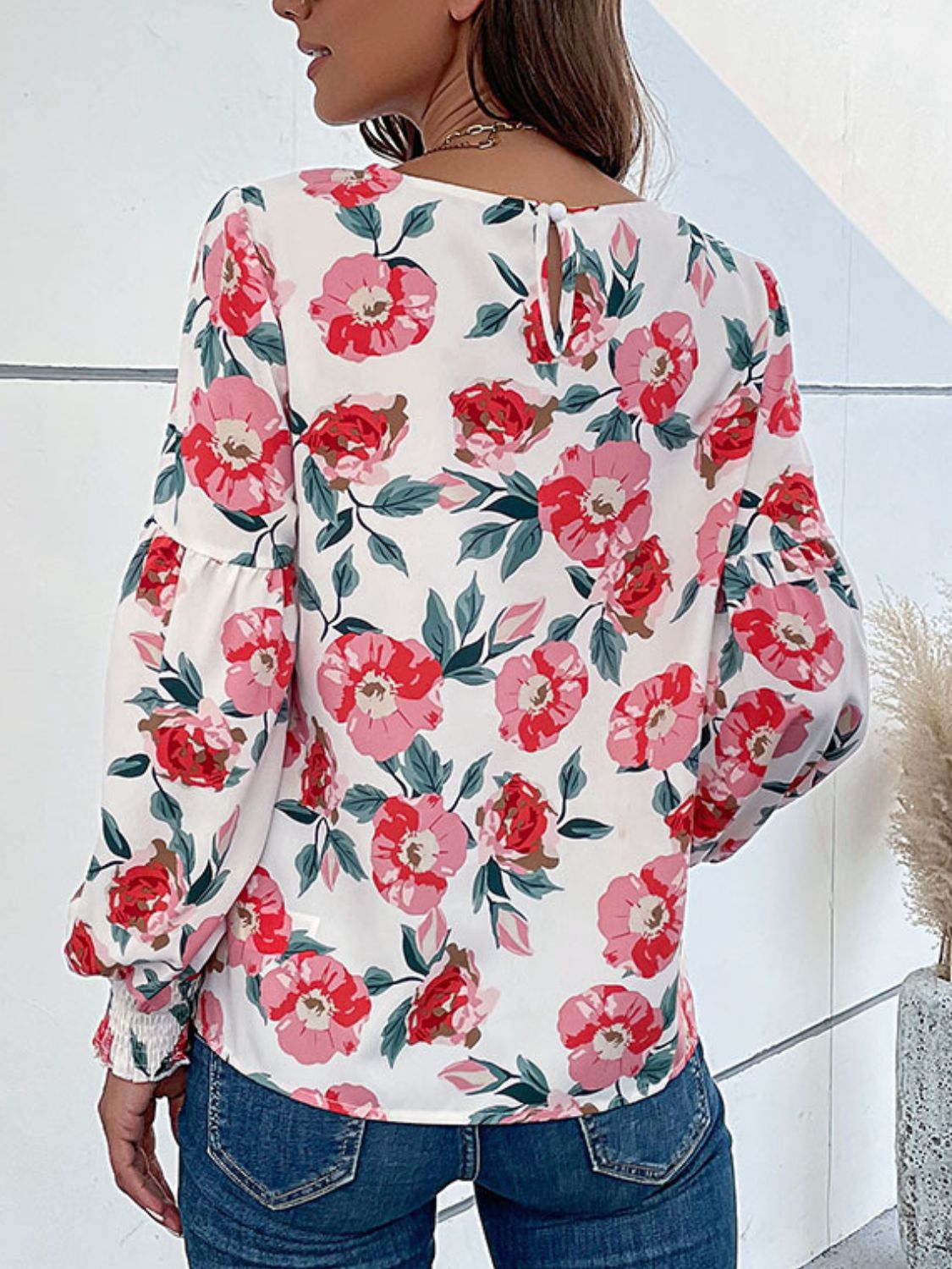 Blusa floral con cuello redondo y manga larga abullonada