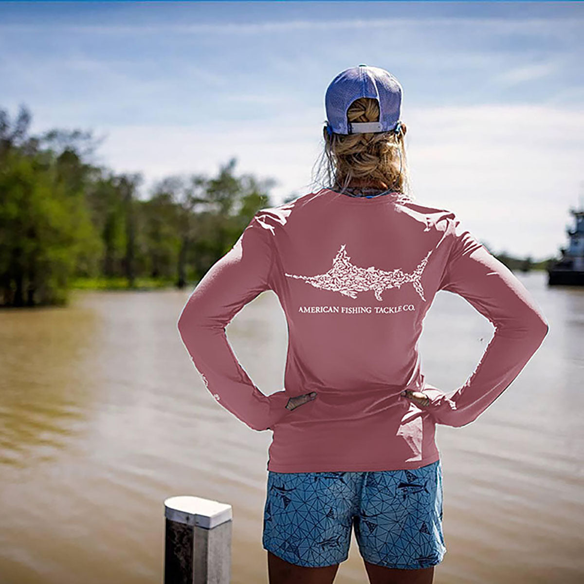 Ropa de protección solar para surf al aire libre.