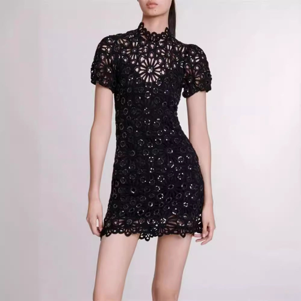 Robe courte à paillettes et découpes de fleurs