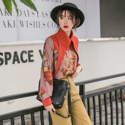 Camisa con cuello gótico y costuras con estampado de flores secas