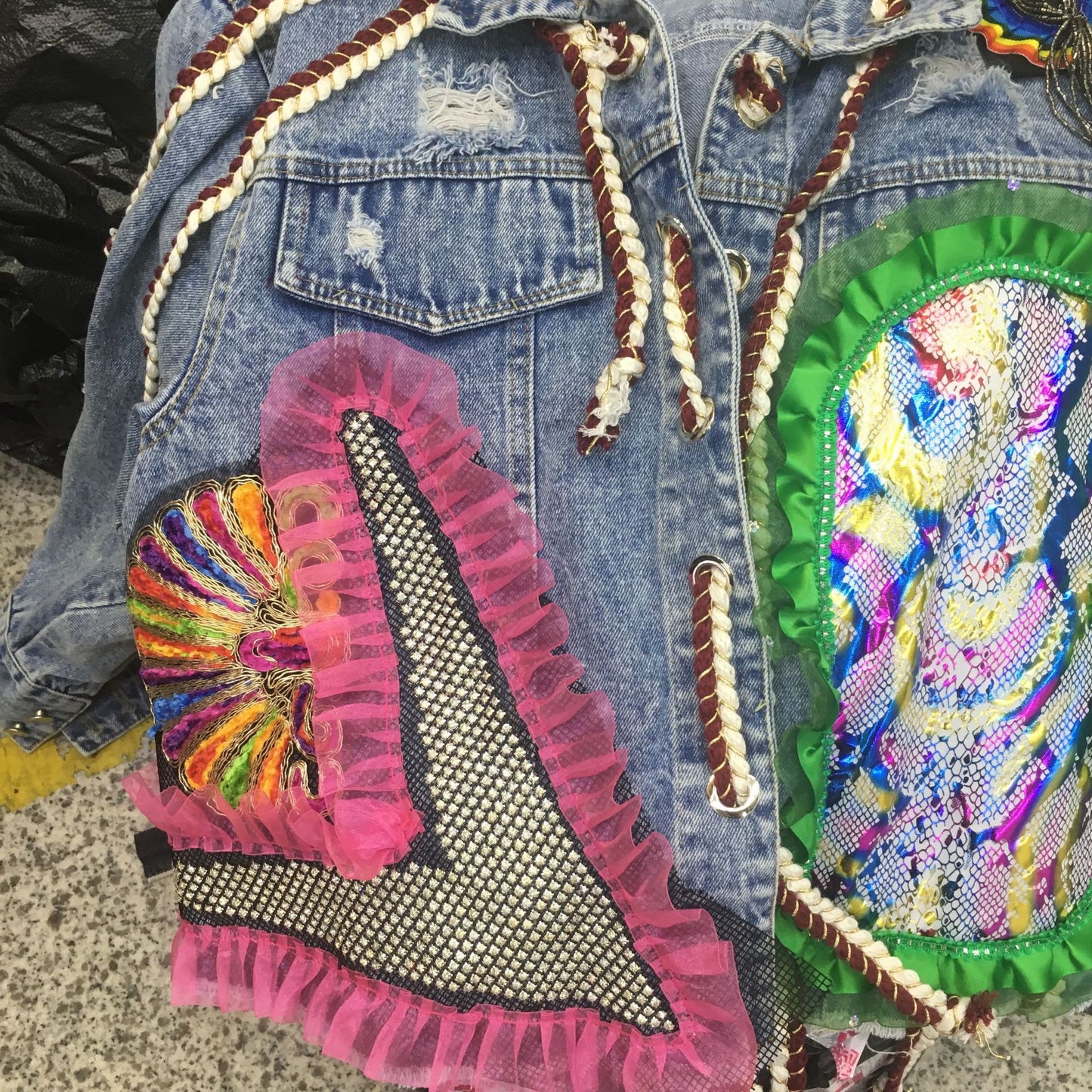 Veste ample en jean avec broderie florale de sequins