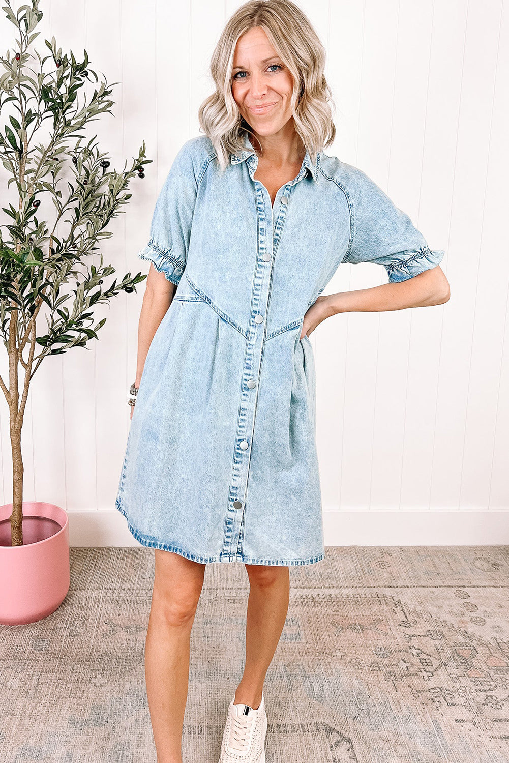 Robe en jean bleu délavé à volants et manches courtes avec poches