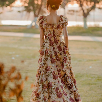 Vestido estampado con volantes y mangas con volantes y cuello en V