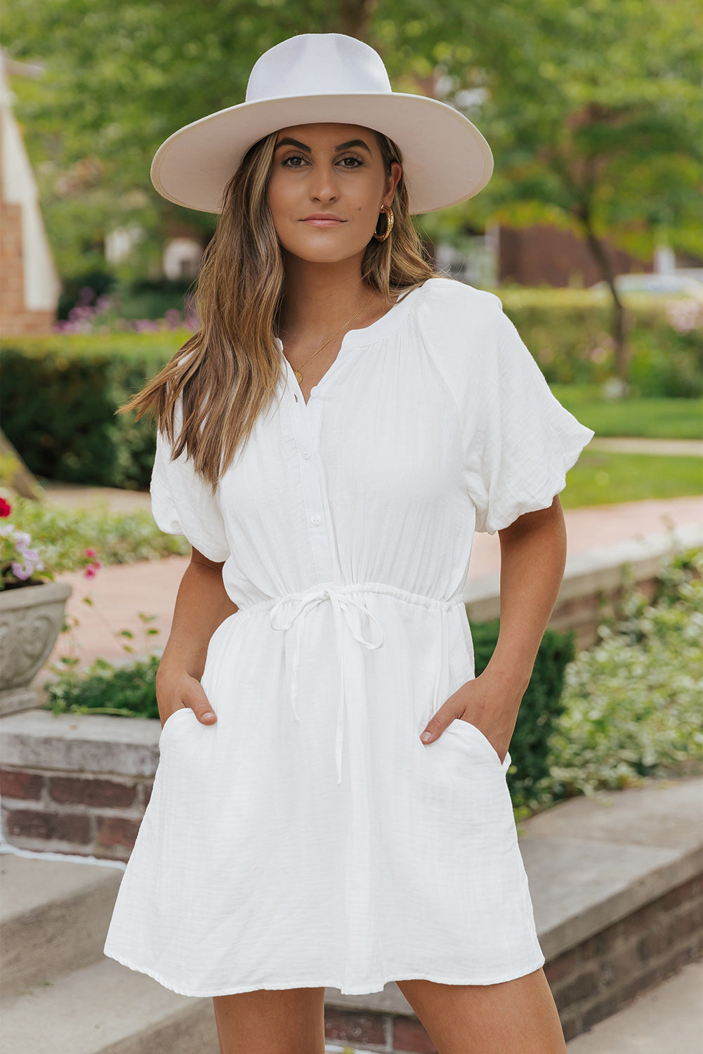 Vestido camisero blanco con cordón y mangas abullonadas con bolsillos