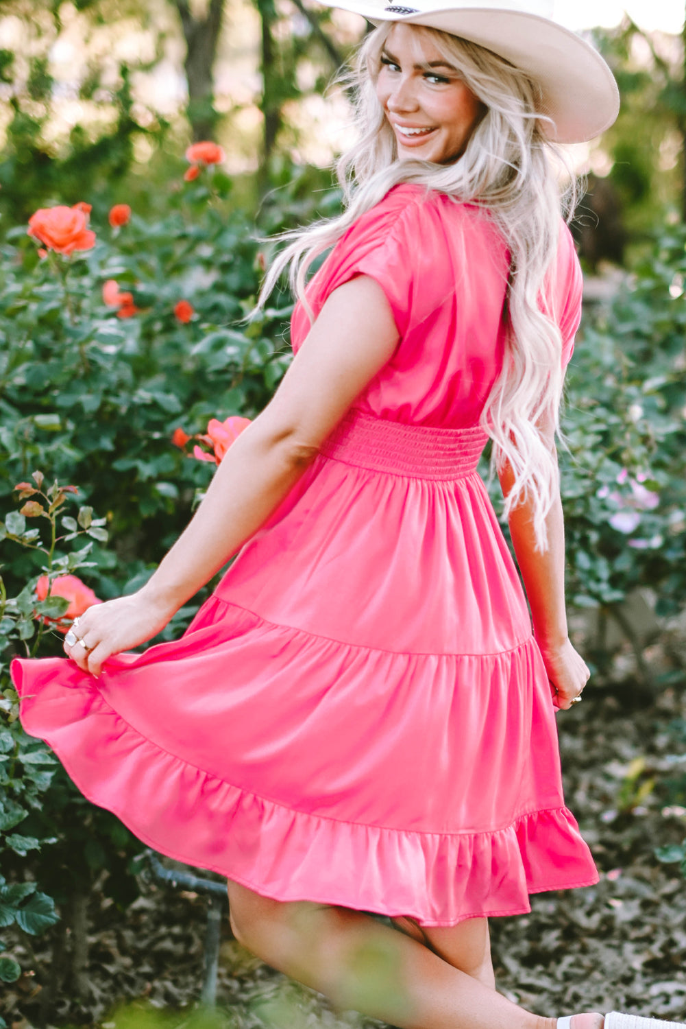 Vestido rosa fresa con volantes y mangas fruncidas, cuello en V, cintura tipo bata