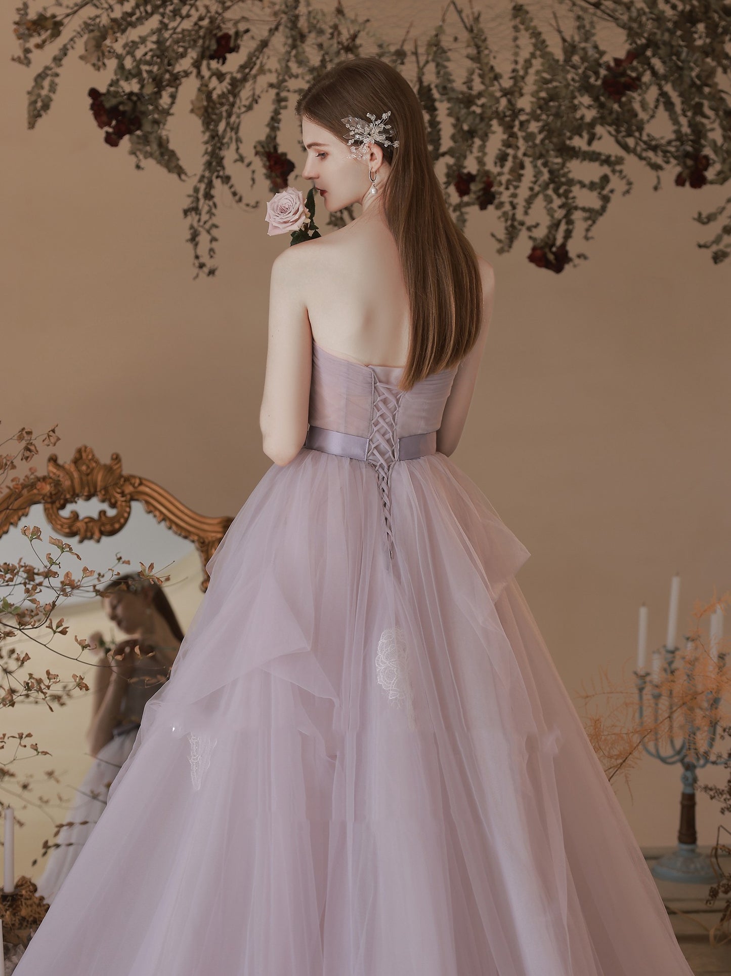 Vestido de novia con top de tubo morado para cena