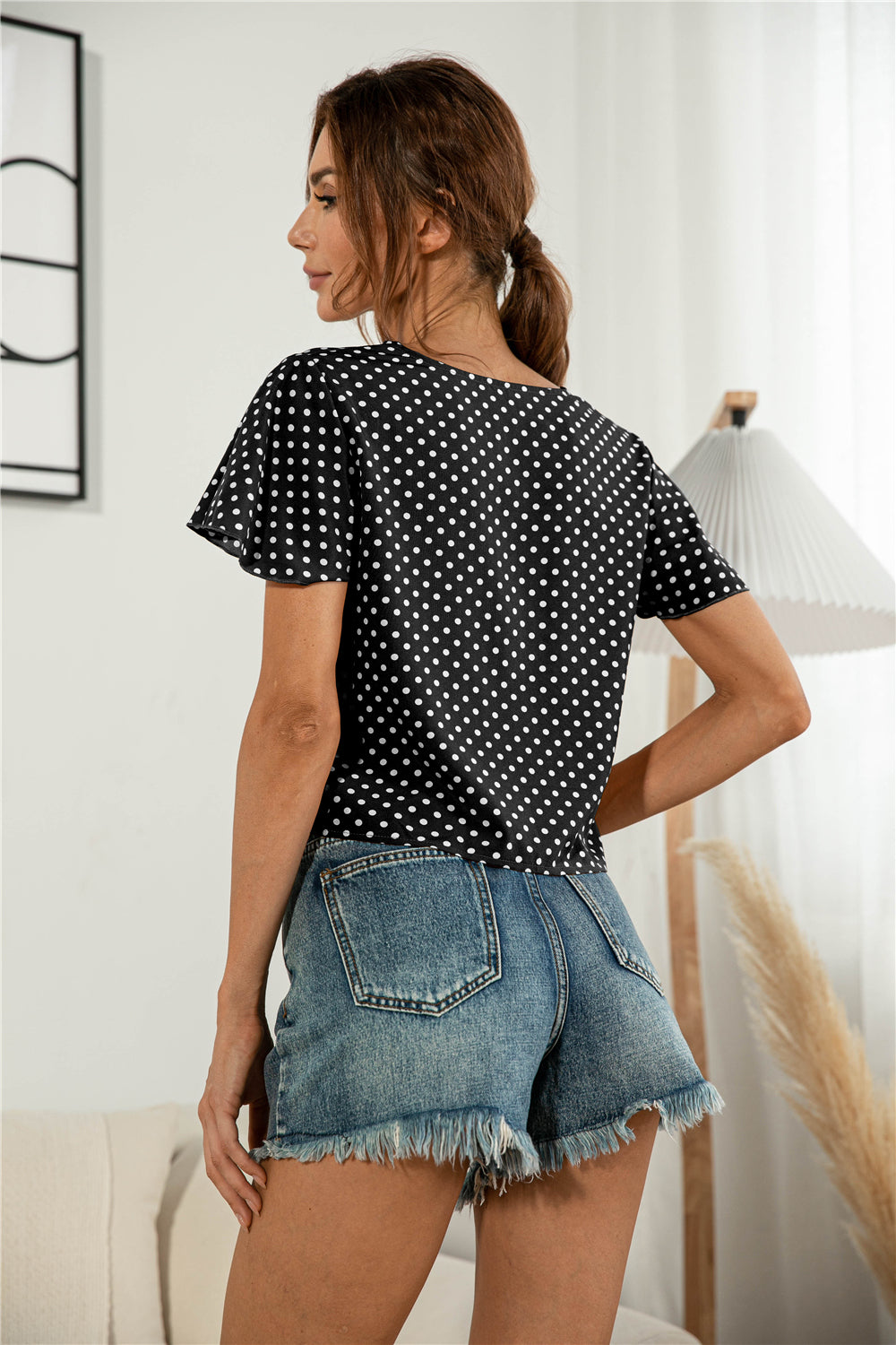 Blusa anudada con cuello en V y botones decorativos