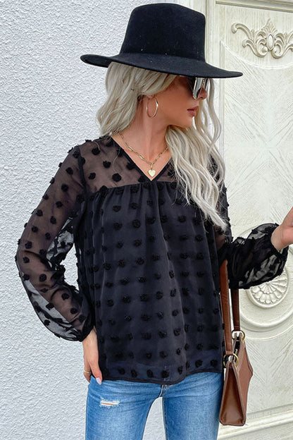 Blusa con cuello en V y lunares suizos