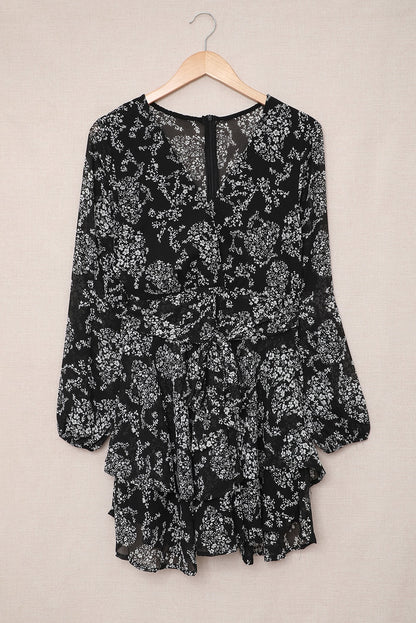 Robe courte noire à imprimé floral avec ourlet à volants superposé à la taille et à nouer à la taille