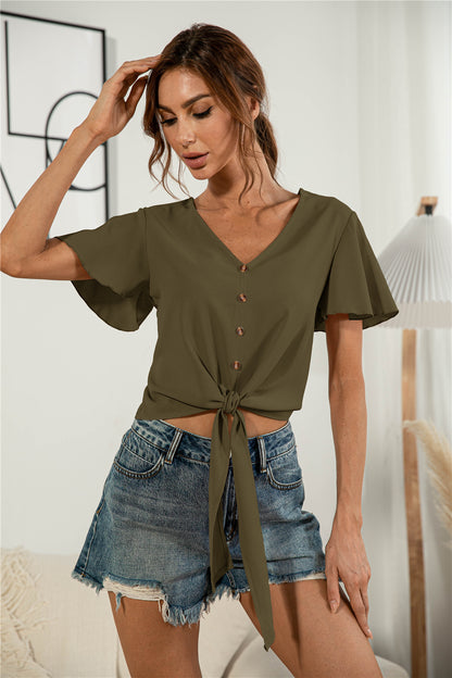 Blusa anudada con cuello en V y botones decorativos