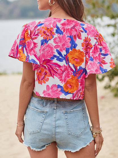 Blusa floral con cuello en V y mangas acampanadas