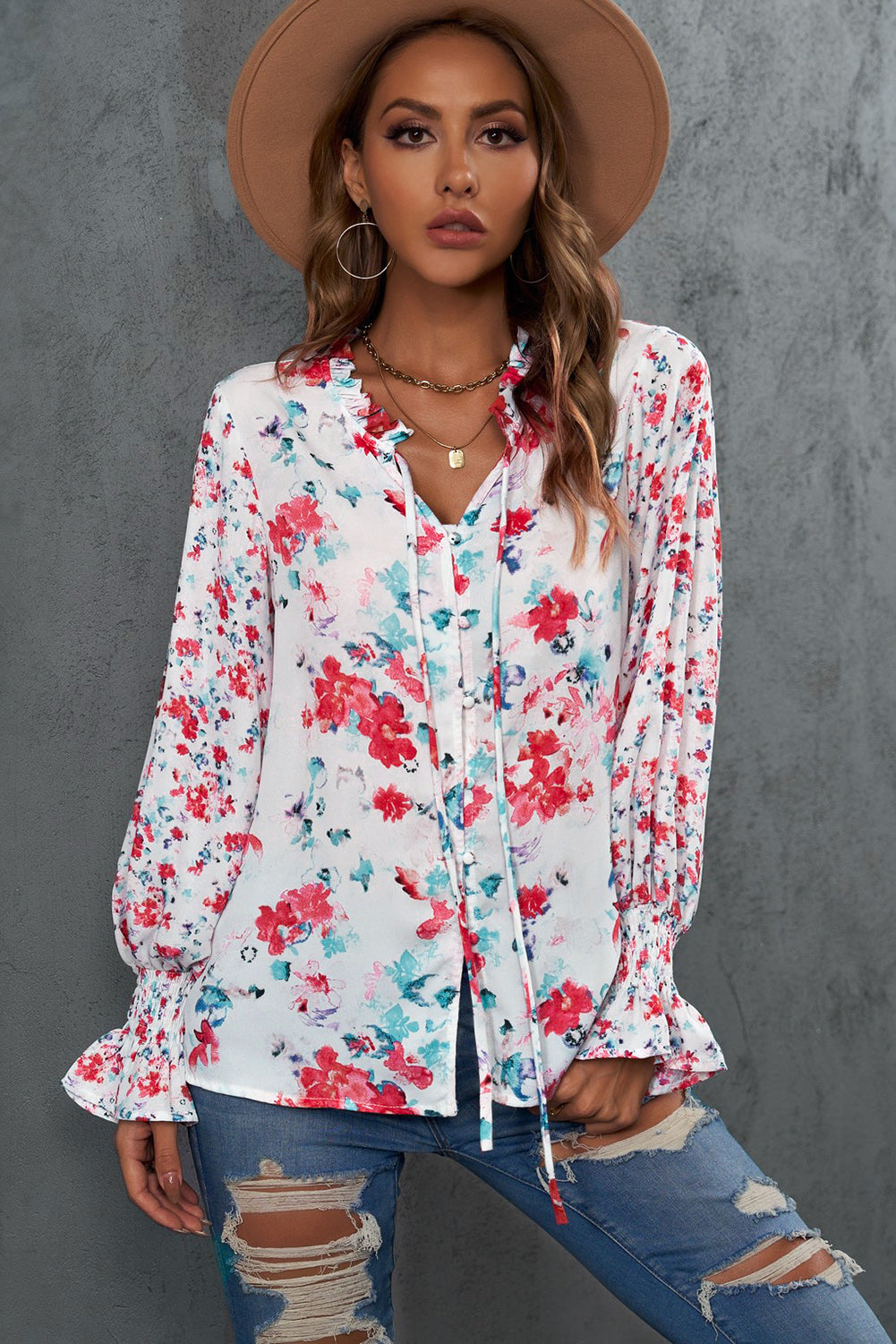 Blusa con mangas con volante y cuello anudado con ribete de volantes florales