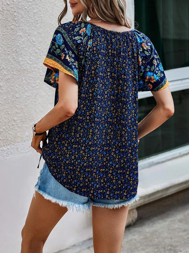 Blusa estampada de manga corta con cuello anudado