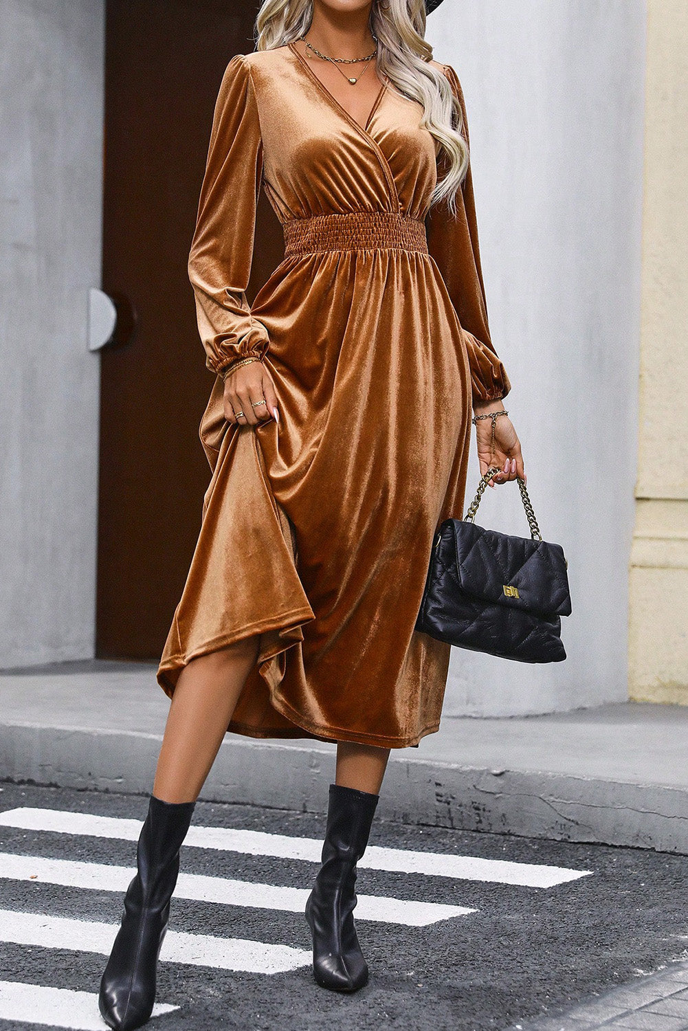 Vestido midi cruzado de terciopelo con cuello en V y cintura alta fruncido color camel