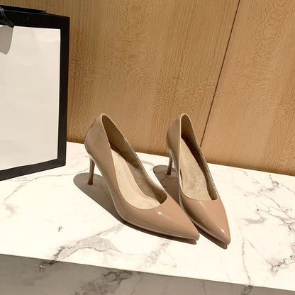 Zapatos de tacón de aguja con punta puntiaguda de charol color nude para mujer