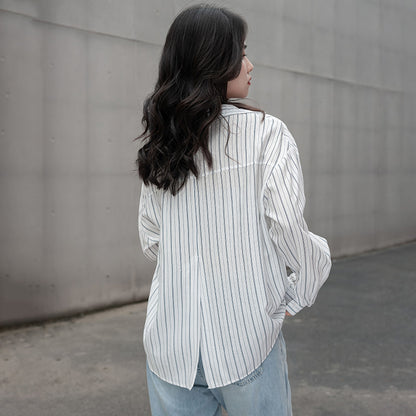 Camisa de estilo perezoso a rayas con solapa fina y mangas largas