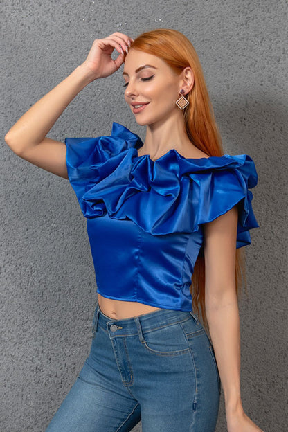 Blusa corta de manga corta con cuello barco y volantes