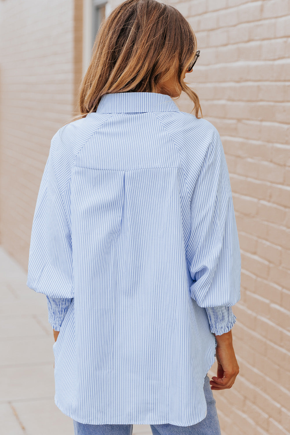 Camisa casual con puños fruncidos a rayas negras