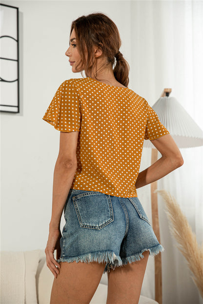 Blusa anudada con cuello en V y botones decorativos