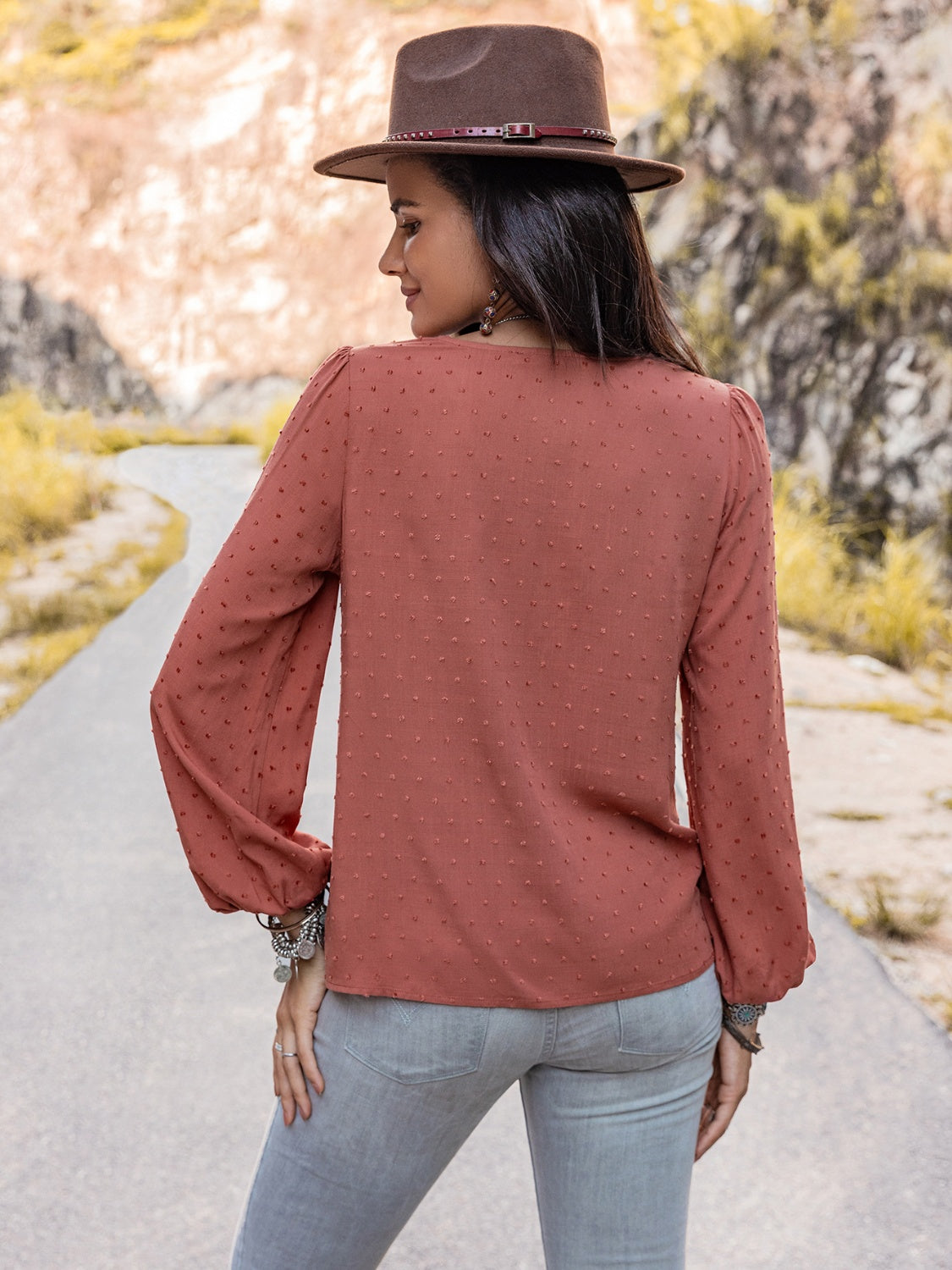 Blusa con cuello en V y lunares suizos