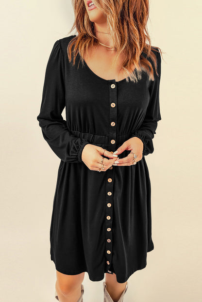 Robe noire boutonnée à manches longues et taille haute