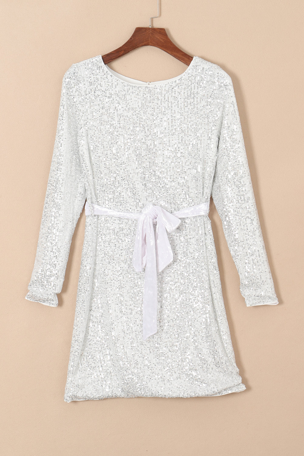 Mini-robe argentée à sequins, manches longues, nouée à la taille