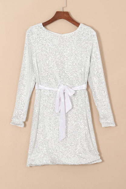 Mini-robe argentée à sequins, manches longues, nouée à la taille