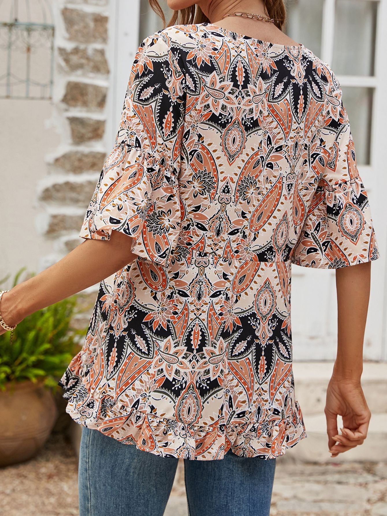 Blusa estampada con dobladillo con volantes y mangas con volantes