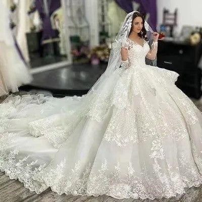 Robe de mariée en dentelle à la mode, épaules dénudées, traînante