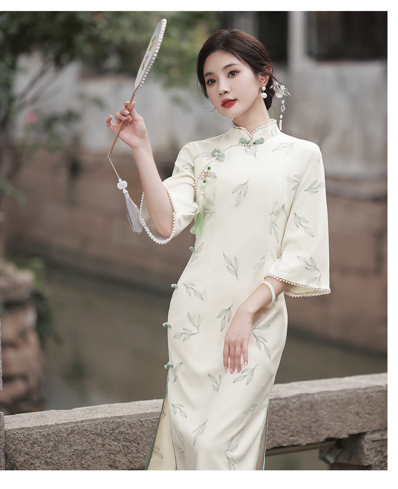 Robe Cheongsam à manches cloche brodée en dentelle abricot